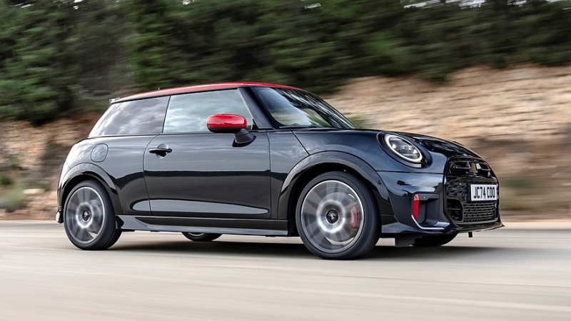 Новый Mini JCW: теперь и бензиновая версия в кузовах хэтчбек и кабриолет