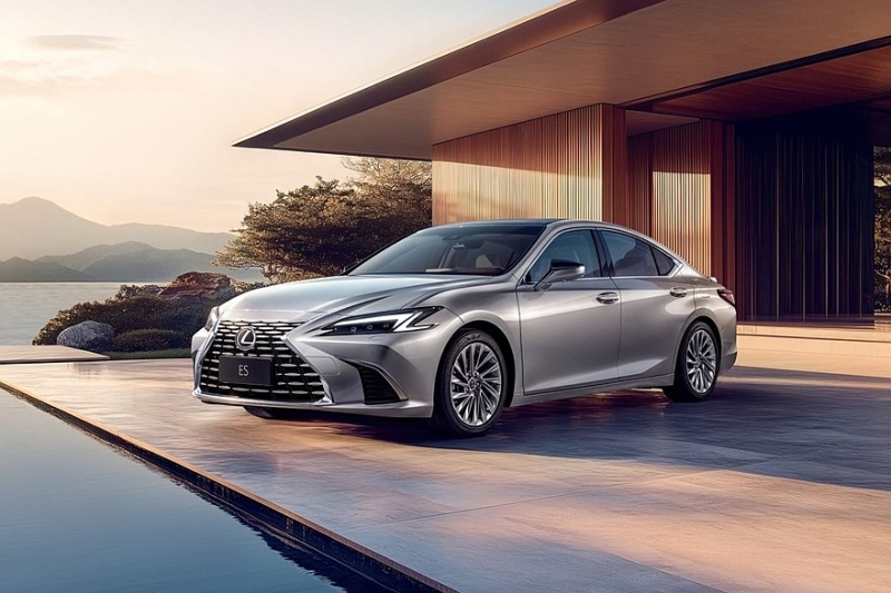 Lexus ES получил рестайлинг вместо нового поколения