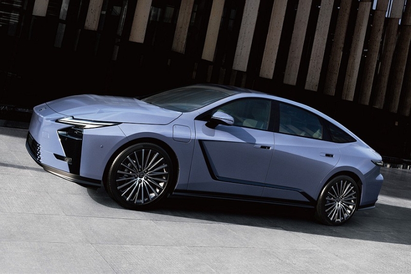 Новый седан Lexus ES: гибрид или электрокар и два варианта оформления салона