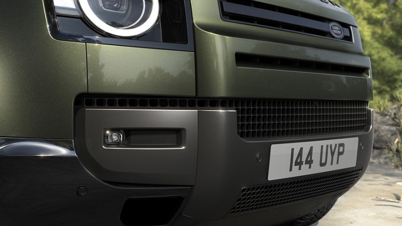 Land Rover освежил Defender: изменения в оптике и новый мультимедийный тачскрин