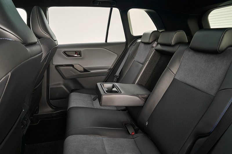 Новый кроссовер Toyota RAV4 дебютировал в нескольких версиях