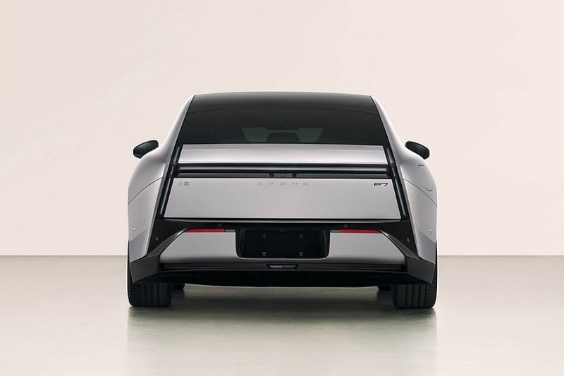 Эффектный Xpeng P7 нового поколения готов к премьере: лифтбек вместо седана