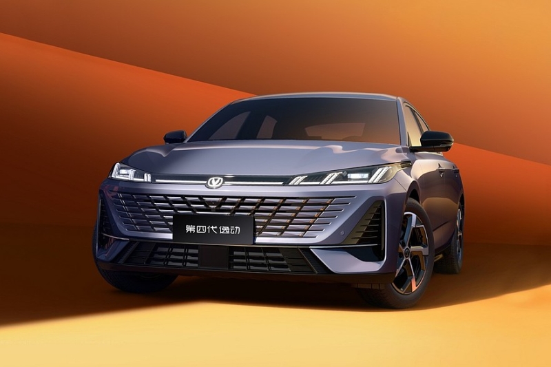 Седан Changan Lamore, который доступен и в России, получил новый салон после рестайлинга