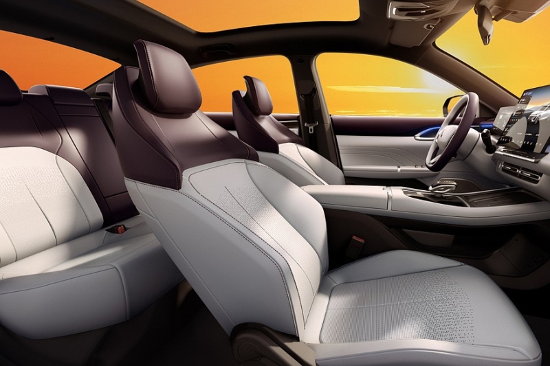 Седан Changan Lamore, который доступен и в России, получил новый салон после рестайлинга