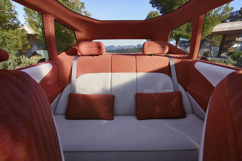 BMW iX3 нового поколения показался на новом тизере в преддверии скорого дебюта