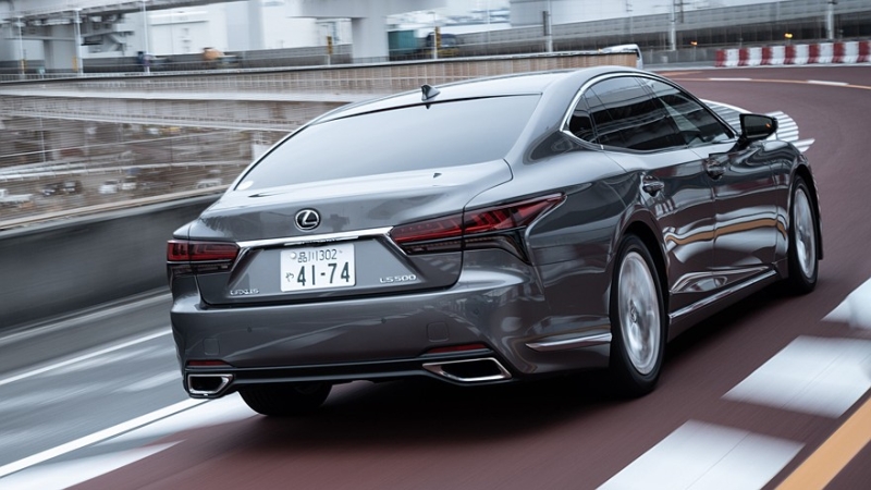 Флагманский седан Lexus LS получил скромные обновки, цены известны