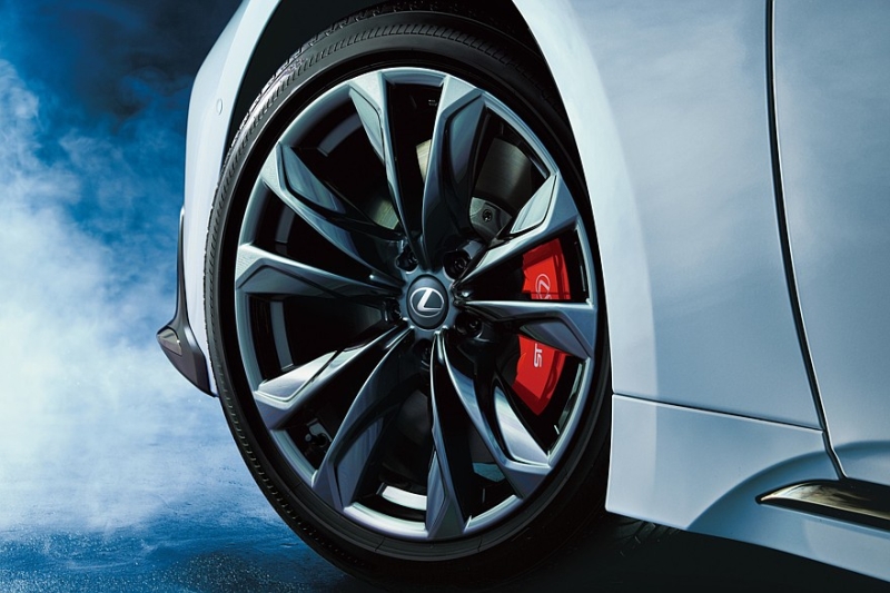 Флагманский седан Lexus LS получил скромные обновки, цены известны