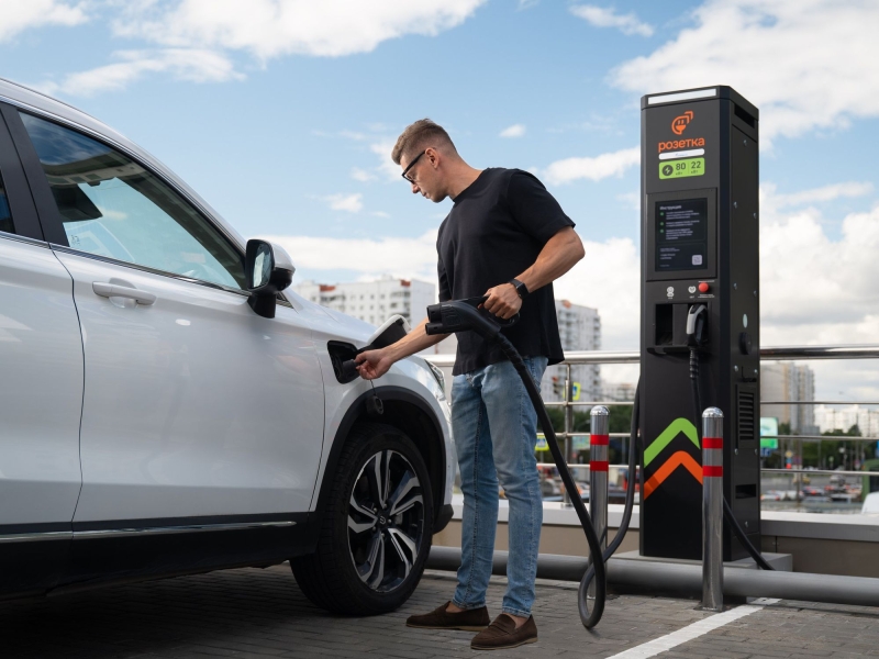 «Газпром нефть» развивает электрозарядную инфраструктуру в столице