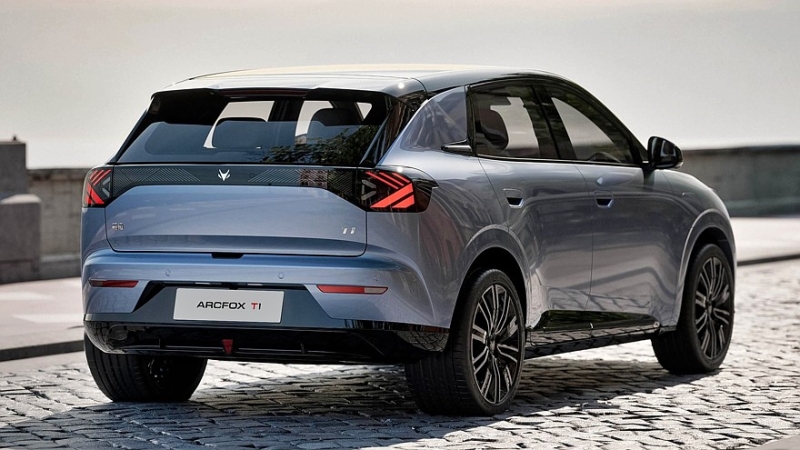 Хэтчбек Arcfox T1 размером с VW Golf выходит на рынок по цене Лады Гранты