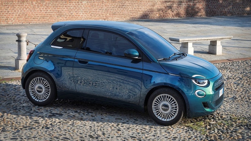 Новый бензиновый Fiat 500: раскрыты технические характеристики и цена дебютной версии