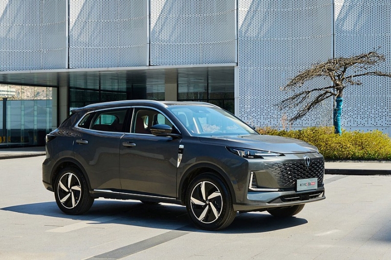 Объявленный новым поколением Changan CS55 Plus показался на свежих фирменных фото