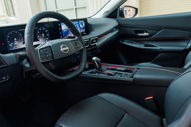 Обновлённый седан Nissan Sentra: «располосованное» лицо, большой планшет и прежняя техника