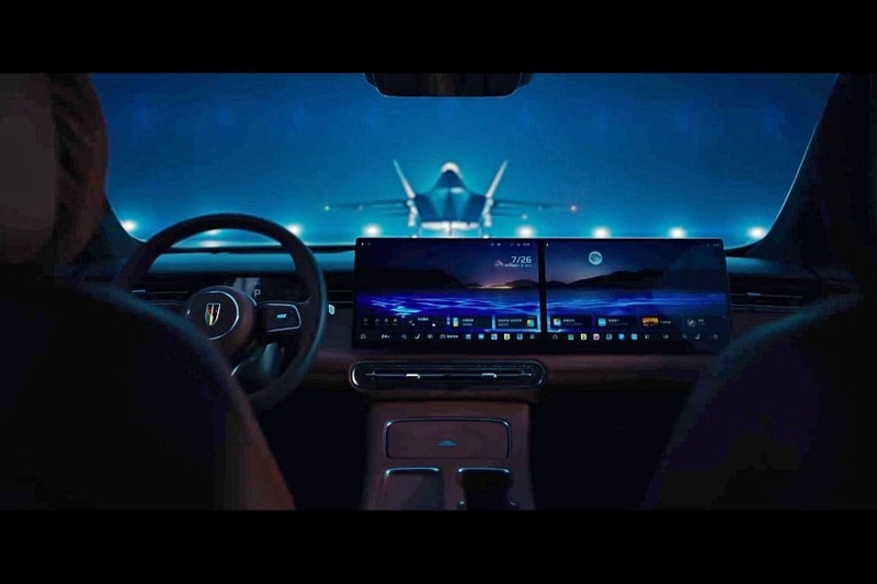 Показан новый кроссовер Hongqi HS6: облик в фирменном стиле и гигантское табло