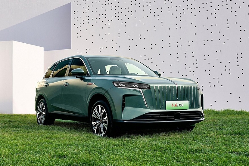 Показан новый кроссовер Hongqi HS6: облик в фирменном стиле и гигантское табло