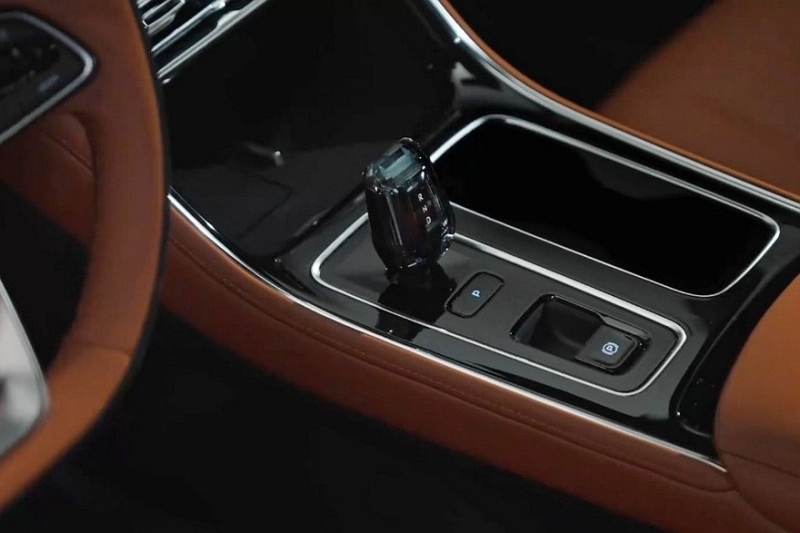 Седан Geely Emgrand нового поколения: показан интерьер