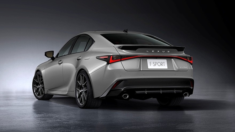 Стареющий Lexus IS опять обновлён: без V8, но с новым салоном и доработанным шасси
