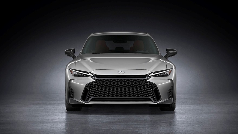 Стареющий Lexus IS опять обновлён: без V8, но с новым салоном и доработанным шасси