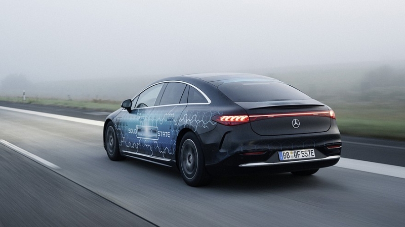 У Mercedes-Benz EQS подрастёт запас хода: марка тестирует новую твердотельную батарею