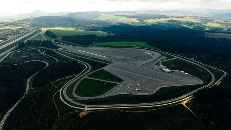 Головной автополигон Mercedes-Benz получил новый центр испытаний светотехники