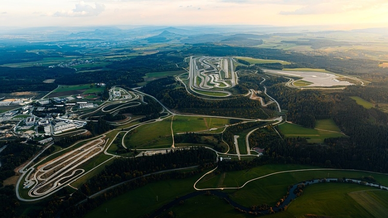 Головной автополигон Mercedes-Benz получил новый центр испытаний светотехники