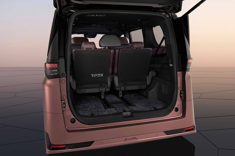 Nissan рассекретил внешность и салон минивэна Elgrand нового поколения