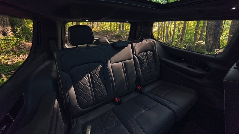 Обновлённый Jeep Grand Wagoneer: без хрома, без V8, но с мощной гибридной версией