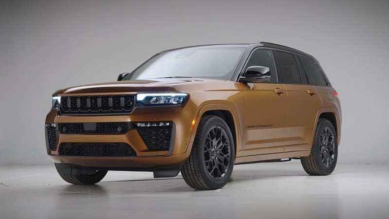 Посвежевший Jeep Grand Cherokee получил иное «лицо», подросший тачскрин и новый мотор