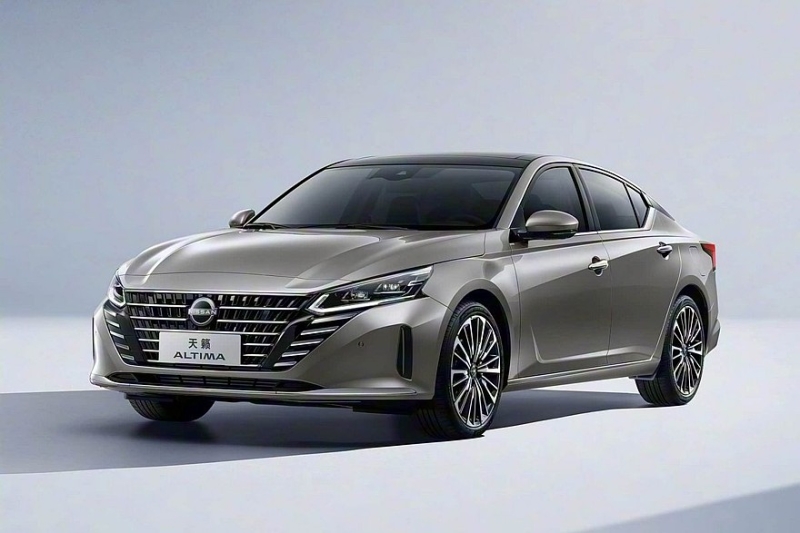 Седан Nissan Teana показал свой новый интерьер