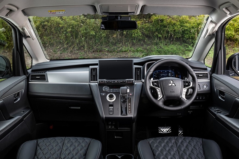 Внедорожный минивэн Mitsubishi Delica: очередной рестайлинг вместо нового поколения