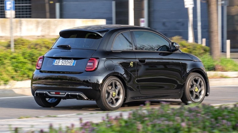 Abarth хочет вернуть модели с ДВС, потому что электромобили провалились на рынке