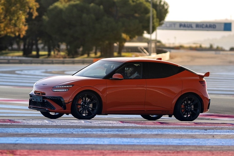 Две новинки от Genesis: серийный спортивный кроссовер GV60 Magma и будущий суперкар