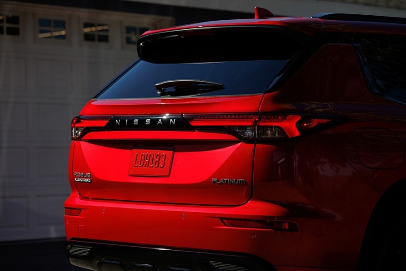 Не заморачивались: представлен Nissan Rogue PHEV, он же чуть переделанный Mitsubishi Outlander