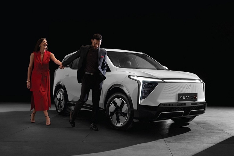 Семиместный кроссовер Mahindra XEV 9S представлен с несколькими вариантами начинки