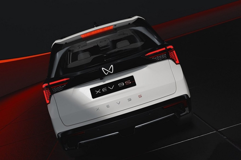 Семиместный кроссовер Mahindra XEV 9S представлен с несколькими вариантами начинки