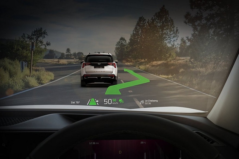 Семиместный кроссовер Mahindra XEV 9S представлен с несколькими вариантами начинки