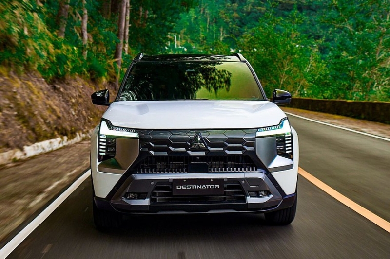 Семиместный кроссовер Mitsubishi Destinator: теперь и леворульная версия