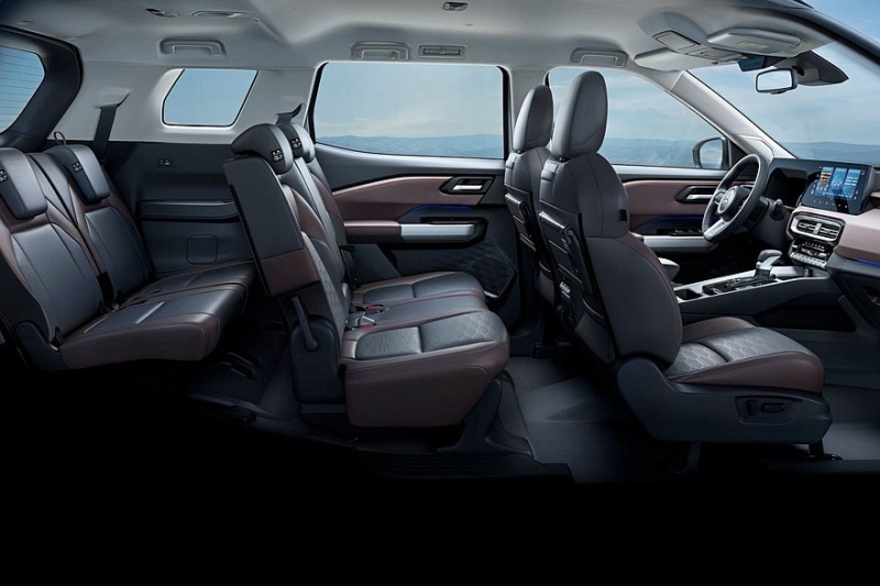 Семиместный кроссовер Mitsubishi Destinator: теперь и леворульная версия