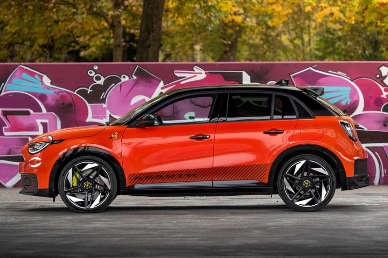 Спортивный кроссовер Abarth 600e стал ярче и подешевел к 2026 модельному году