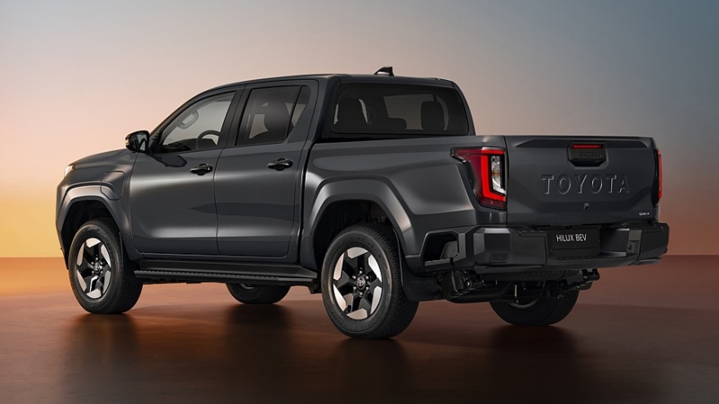 Toyota Hilux сменил поколение: интерьер в стиле Land Cruiser Prado и разнообразная техника