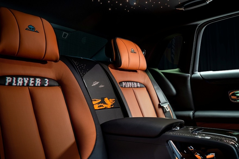 Впал в детство: Rolls-Royce Ghost получил пиксельный декор в стиле винтажных видеоигр