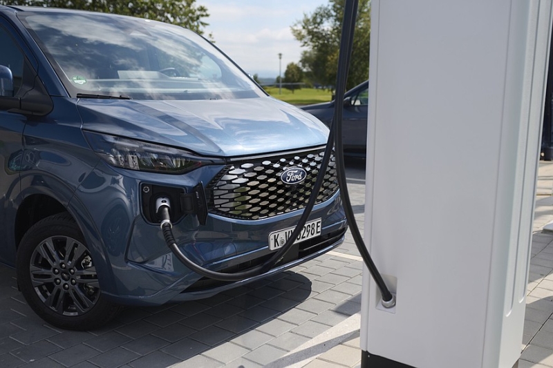 Посвежевший Ford E-Transit Custom: полный привод и увеличенный запас хода