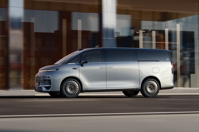 Роскошный минивэн Geely Galaxy V900 показался на первых официальных кадрах