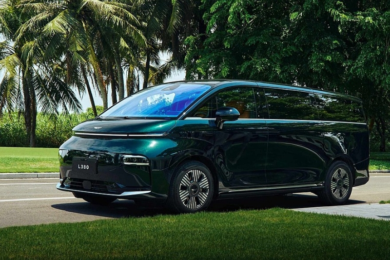 Роскошный минивэн Geely Galaxy V900 показался на первых официальных кадрах