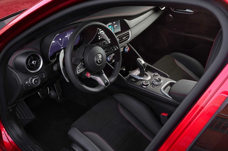 Топовые Alfa Romeo Giulia и Stelvio c V6 обзавелись спецверсиями Collezione