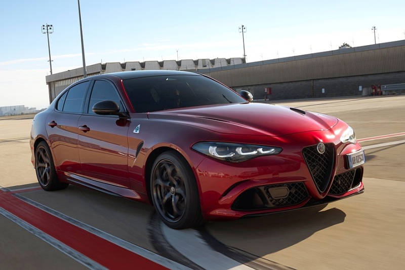 Топовые Alfa Romeo Giulia и Stelvio c V6 обзавелись спецверсиями Collezione